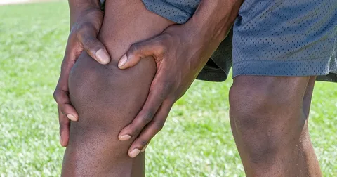 mtu akishikilia goti lake Kenya maumivu ya viungo