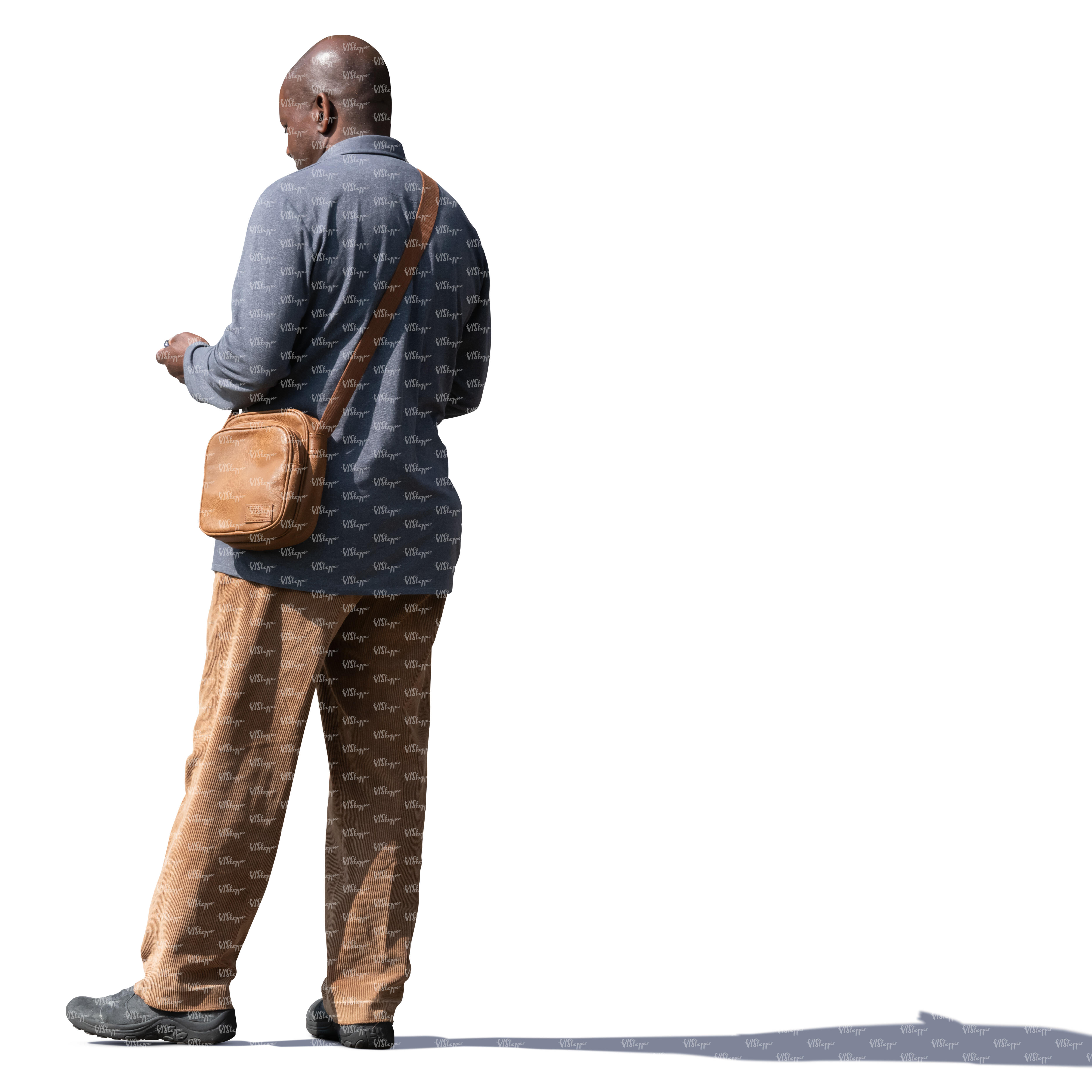 Mwanaume wa umri wa kati akitembea taratibu asubuhi