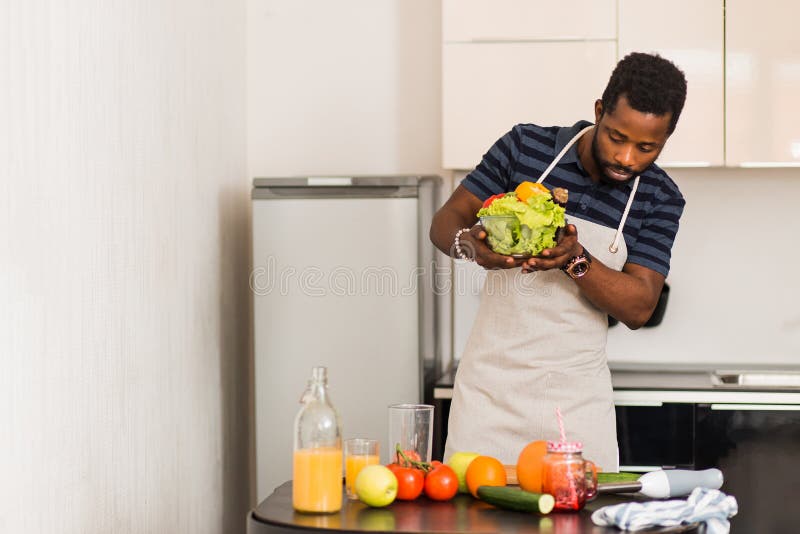 mtu mzima anachagua chakula cha afya jikoni
