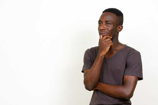 Mwanaume wa umri wa kati akiwa katika mawazo