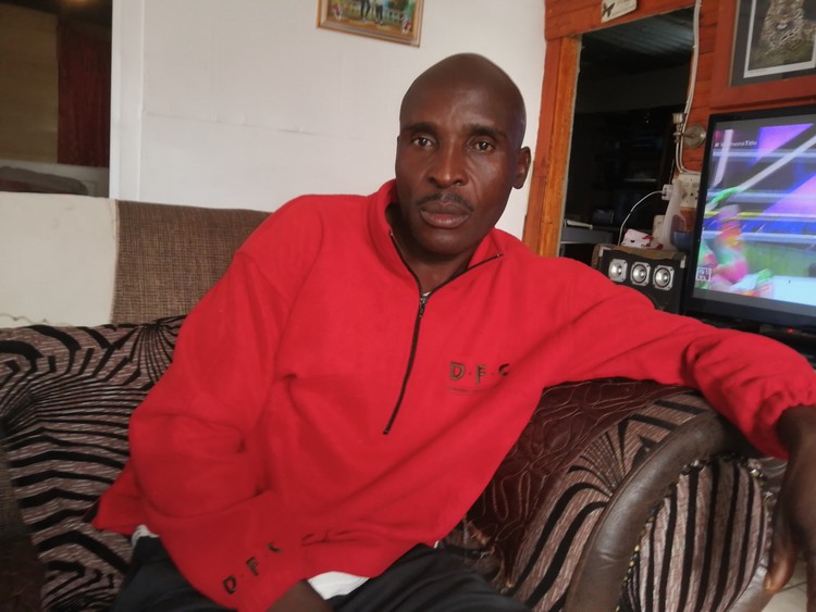 Mwanaume wa miaka ya kati akiwa amekaa nyumbani kwa utulivu